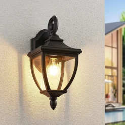 Lindby udendørs væglampe Cerys, sort, plast, højde 37 cm