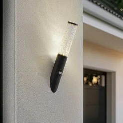 Lindby udendørs væglampe Gavros, sort, aluminium, sensor