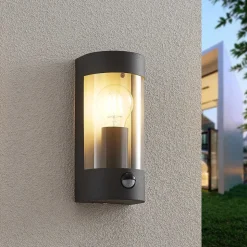 Lindby udendørs væglampe Junias, 24 cm, antracit, sensor