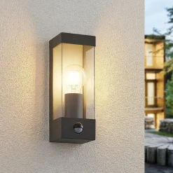 Lindby udendørs væglampe Tilian, sensor, højde 25 cm, antracit
