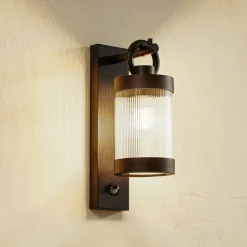 Lindby udendørs væglampe Yrene, 20cm, sort, sensor, riffel