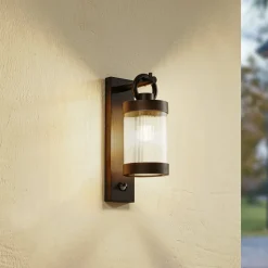 Lindby udendørs væglampe Yrene, 20cm, sort, sensor, riffel