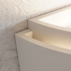 Lindby væglampe Cassian, gips, 32 cm, hvid, halvcirkelformet