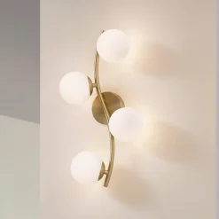 Lindby væglampe Josiana, opal/messing, 48 cm, kugle, glas