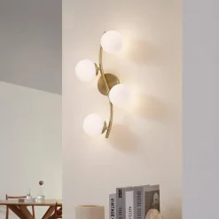 Lindby væglampe Josiana, opal/messing, 48 cm, kugle, glas