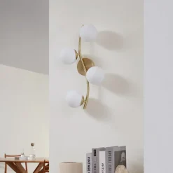 Lindby væglampe Josiana, opal/messing, 48 cm, kugle, glas