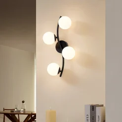 Lindby væglampe Josiana, opal/sort, 48 cm, kugle, glas