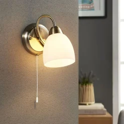 Lindby væglampe Mael, højde 20 cm, antik messing, trækkontakt