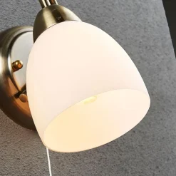 Lindby væglampe Mael, højde 20 cm, antik messing, trækkontakt