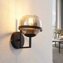Lindby væglampe Marinka, højde 20 cm, sort, røgfarvet glas