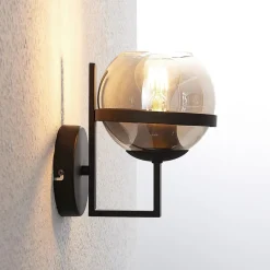 Lindby væglampe Marinka, højde 20 cm, sort, røgfarvet glas