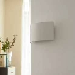 Lindby væglampe Naike, hvid, gips, højde 15 cm