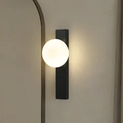 Lindby væglampe Tavrik, sort/hvid, højde 30 cm, glas