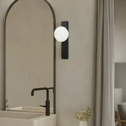 Lindby væglampe Tavrik, sort/hvid, højde 30 cm, glas