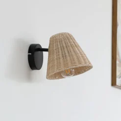 Lindby væglampe Zyralia, træfarvet, rattan, 19,5 cm høj