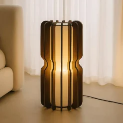 Lucande gulvlampe Juneta, 75 cm, brun, træ, tekstil