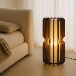 Lucande gulvlampe Juneta, 75 cm, brun, træ, tekstil