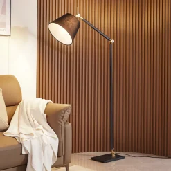 Lucande gulvlampe Marvaine, sort/guldfarvet, justerbar