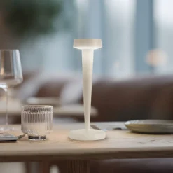 Lucande LED-batteridrevet lysestage Lea, vase, beige, 28 cm