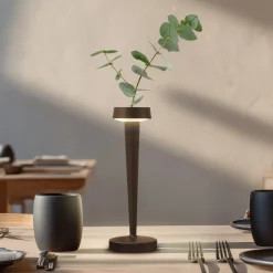 Lucande LED-batteridrevet lysestage Lea, vase, mørkebrun, 28 cm