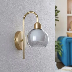 Lucande Mylah væglampe med glasskærm, messing
