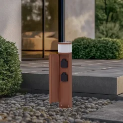 Lucande sokkellampe Corban, rust, dør, stikkontakter, G9, IP44