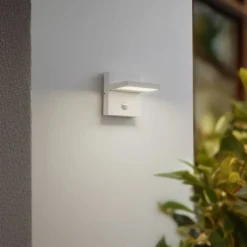 Lucande udendørs LED-væglampe Silvan, hvid, sensor, IP54, 16 cm