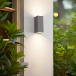 Lucande udendørs væglampe Xava, op/ned, grå, 2 lyskilder, GU10