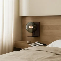 Lucande væglampe Veloura, højde 30 cm, glas, træ, USB