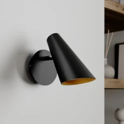 Lucande væglampe Wibke, højde 24 cm, sort, guld, metal