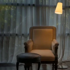 Lupe gulvlampe med justerbar tekstilskærm