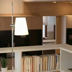 Lupe gulvlampe med justerbar tekstilskærm