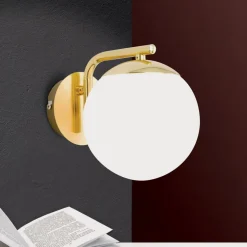 Madis væglampe med glaskugle, mat messing