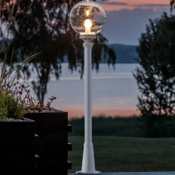 Med en klar kugle - vejlampen Linus i hvid