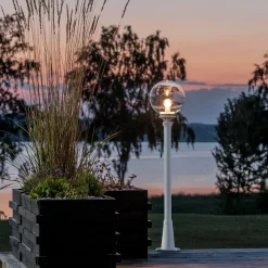 Med en klar kugle - vejlampen Linus i hvid