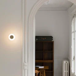 Moy LED-væglampe i guld med glasskærm