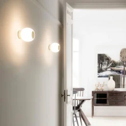 Moy LED-væglampe i guld med glasskærm