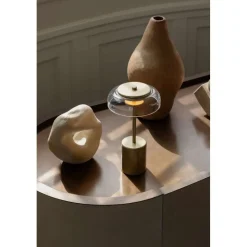 Nuura LED-batteridrevet bordlampe Blossi, højde 26 cm, guldfarvet/klar