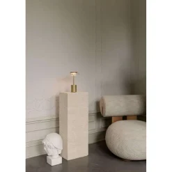 Nuura LED-batteridrevet bordlampe Blossi, højde 26 cm, guldfarvet/klar