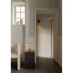 Nuura LED-batteridrevet bordlampe Blossi, højde 26 cm, guldfarvet/klar