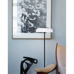 Nuura LED-gulvlampe Blossi, højde 120 cm, sort/opal