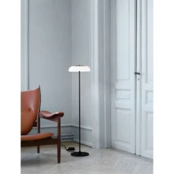Nuura LED-gulvlampe Blossi, højde 120 cm, sort/opal