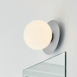 Nuura Liila 1 Medium væglampe IP44, sølv/hvid, varmhvid