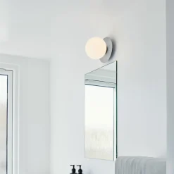 Nuura Liila 1 Medium væglampe IP44, sølv/hvid, varmhvid