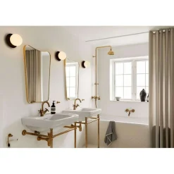 Nuura væglampe Liila 1, Ø 16 cm, IP44, sort/opal