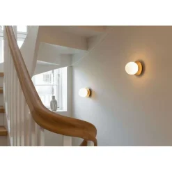 Nuura væglampe Liila 1, Ø 14 cm, IP44, guld/opal