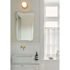 Nuura væglampe Liila 1, Ø 14 cm, IP44, guld/opal