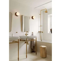 Nuura væglampe Liila 1, IP44, Ø 16,5 cm, bronze/opal