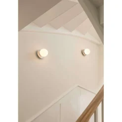 Nuura væglampe Liila 1 IP44, Ø 14 cm, sølv/opal