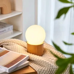 Pauleen Woody Shine bordlampe, træfod, glaskugle